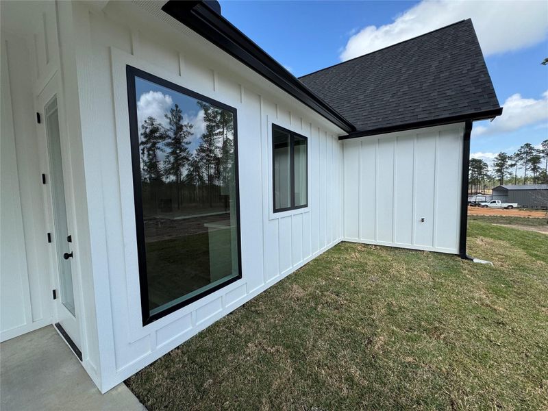 Exterior details and patio area of a home in , Brookeland (Image 27).