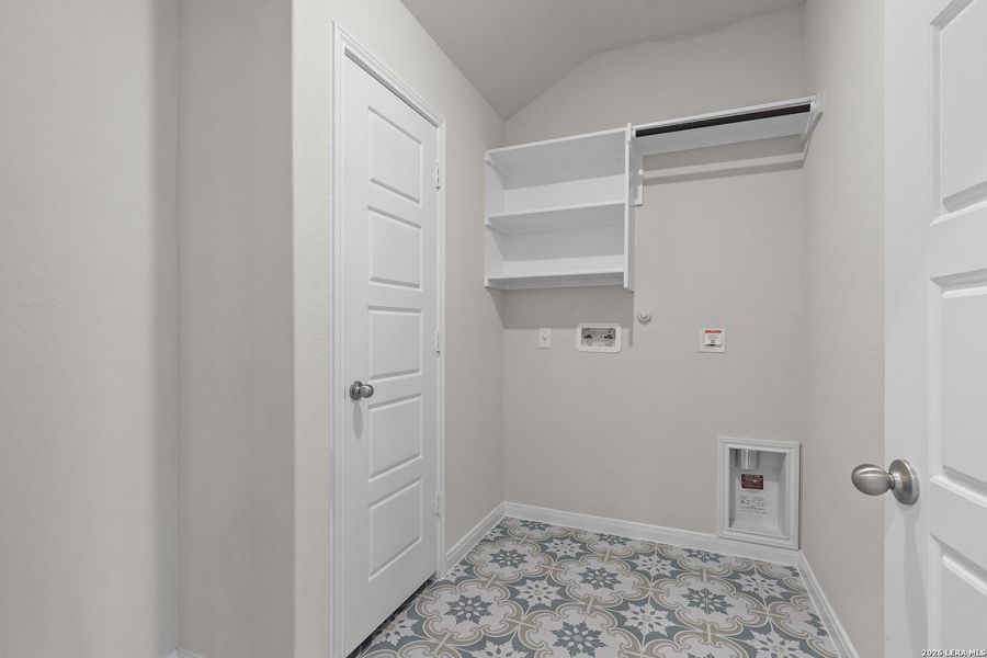 Spacious, unfurnished interior of a new home in Homestead, Schertz (Image 34).