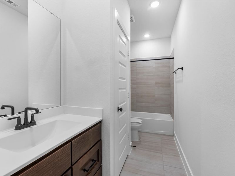 Furnished interior view inside a new home in Sienna 80′, Missouri City (Image 6).