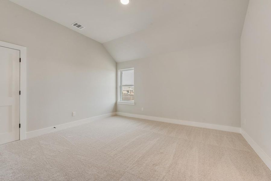Spacious, unfurnished interior of a new home in Somerset Park, Rockwall (Image 33).