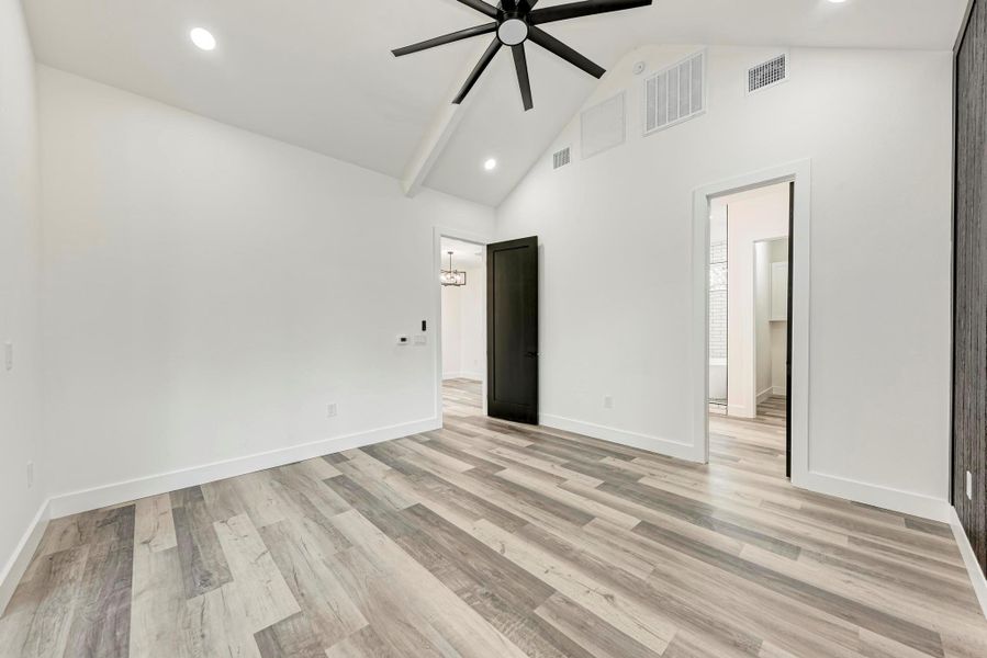 Guest bedroom main home, main floor with en-suite bath