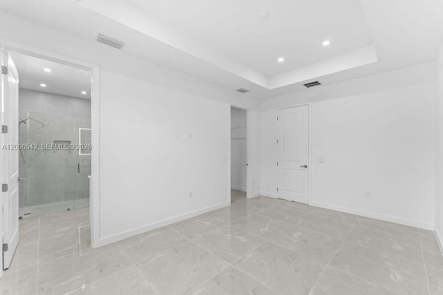Spacious, unfurnished interior of a new home in , Cape Coral (Image 15).