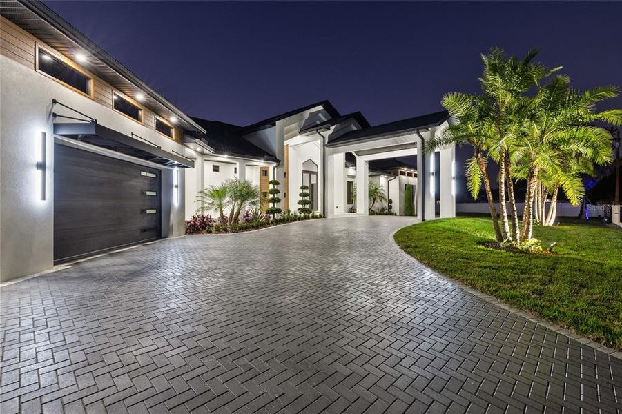 Exterior details and patio area of a home in , Tampa (Image 44).