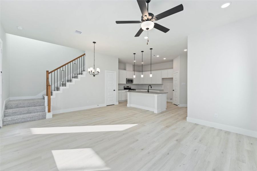 Spacious, unfurnished interior of a new home in Alicante, Houston (Image 22).