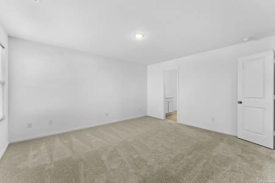 Spacious, unfurnished interior of a new home in Sky Ranch, New Braunfels (Image 22).