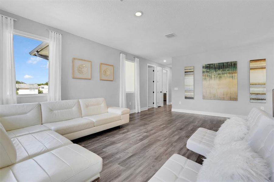 Furnished interior view inside a new home in , Orlando (Image 14).