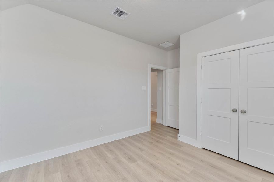 Spacious, unfurnished interior of a new home in Sunrise Cove, Texas City (Image 25).