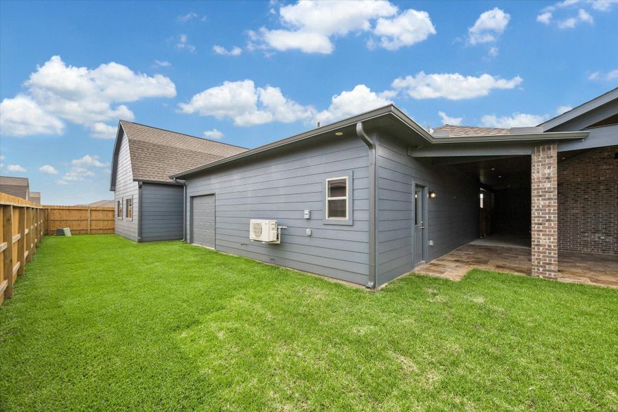 Exterior details and patio area of a home in Pedregal, Dickinson (Image 24).