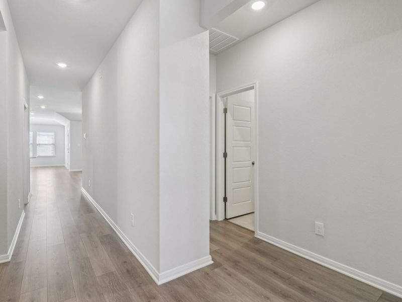 Spacious, unfurnished interior of a new home in Arcadia Ridge - Premier Series, San Antonio (Image 14).