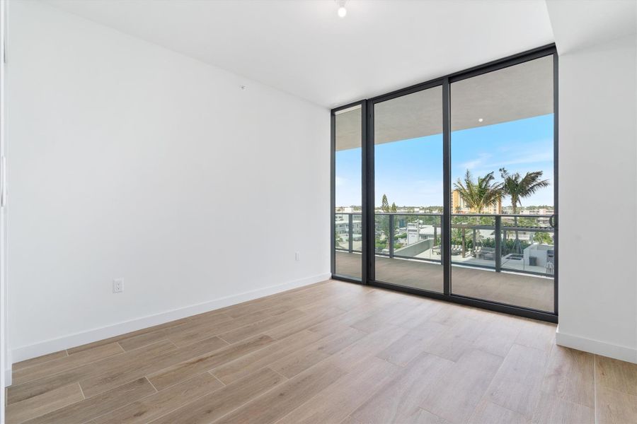 Spacious, unfurnished interior of a new home in Casamar, Pompano Beach (Image 17).