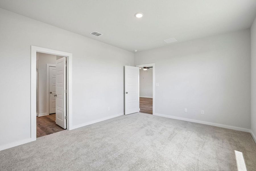 Spacious, unfurnished interior of a new home in Stallion Run, Buda (Image 28).