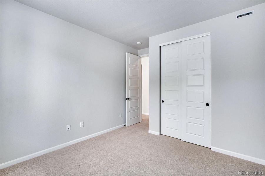 Spacious, unfurnished interior of a new home in Sugar Mill Village, Longmont (Image 29).