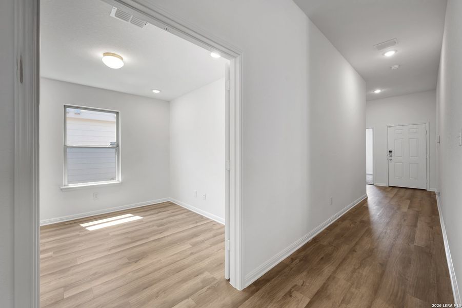Spacious, unfurnished interior of a new home in Mesquite Ridge, San Antonio (Image 33).