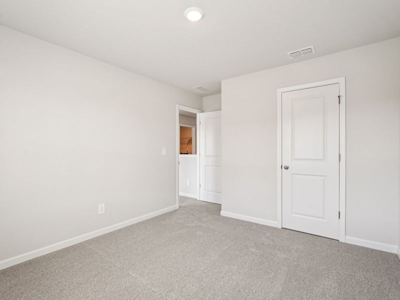 Spacious, unfurnished interior of a new home in Ivey Township, Dallas (Image 19).