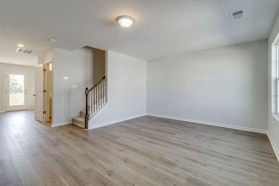 Spacious, unfurnished interior of a new home in Astoria, Columbia (Image 11).