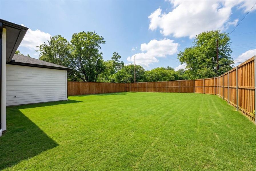 Exterior details and patio area of a home in , Dallas (Image 4).