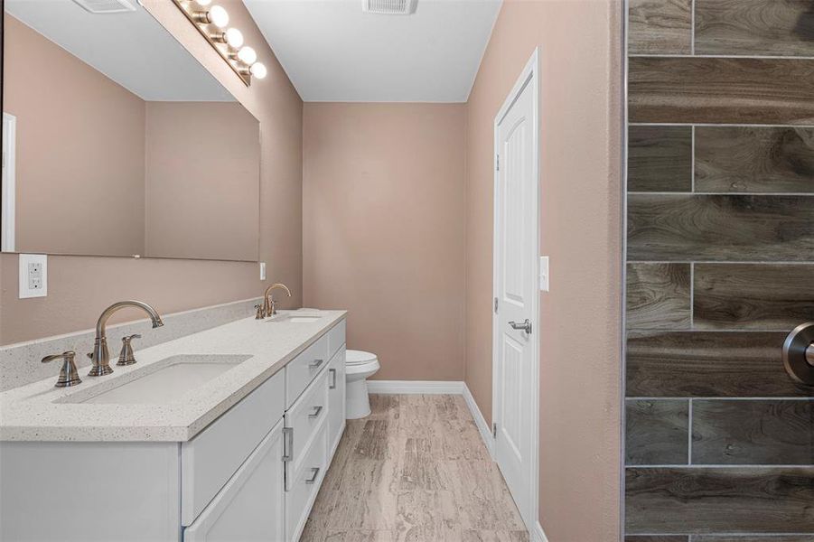 Furnished interior view inside a new home in , Corsicana (Image 6).