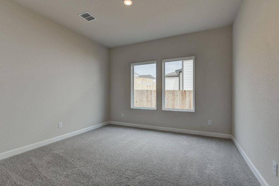 Representative unfurnished interior of a home built from the Kennedy by Ashton Woods in Hennersby Hollow, San Antonio (Image 27).