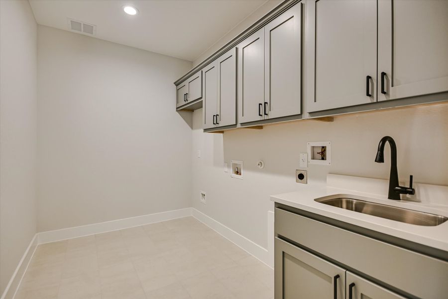 Representative furnished interior of a home built from the Sapphire by Giddens Homes in Riverstone, Georgetown (Image 57).