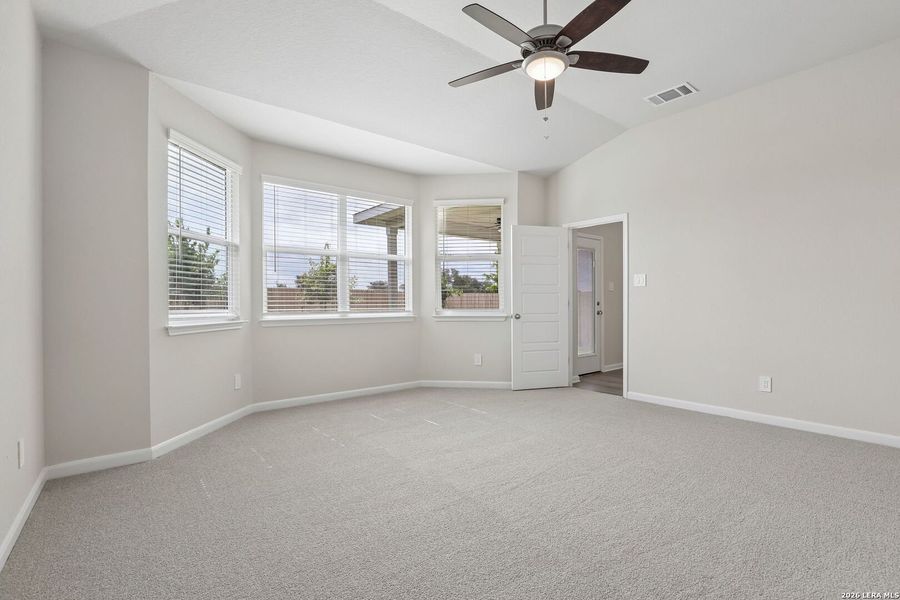 Spacious, unfurnished interior of a new home in Thomas Pond, San Antonio (Image 25).