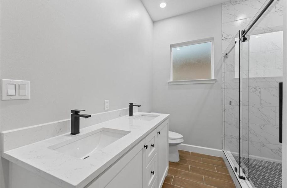 Primary bedroom en-suite bath w/ double sinks Primary bedroom en-suite bath w/ double sinks