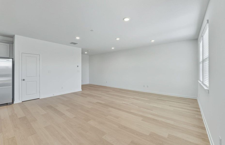 Spacious, unfurnished interior of a new home in Sunfield, Buda (Image 25).