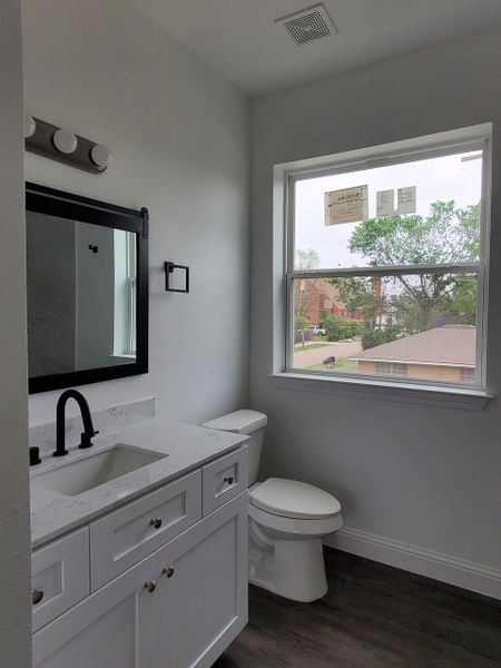 2nd bath with window that bright and confortable on the 2nd floor, even with city view of downtown Houston