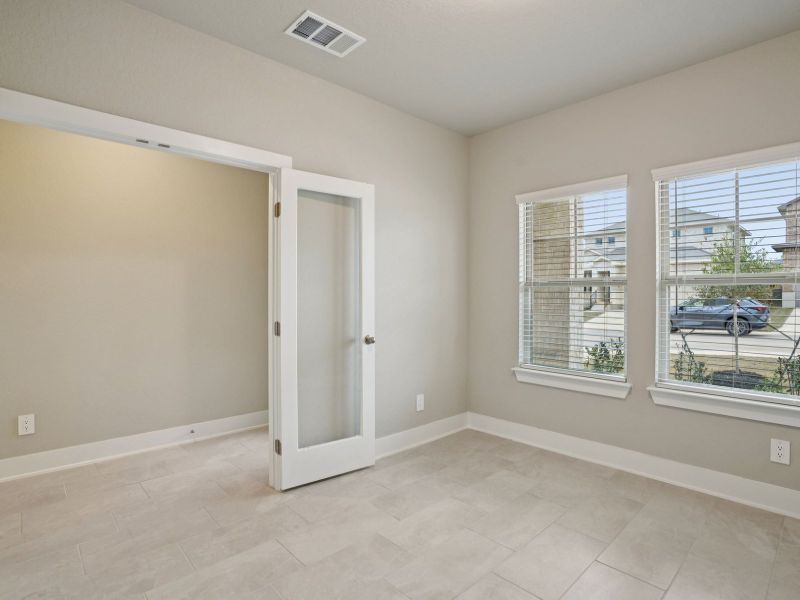 Spacious, unfurnished interior of a new home in Lark Canyon, New Braunfels (Image 33).