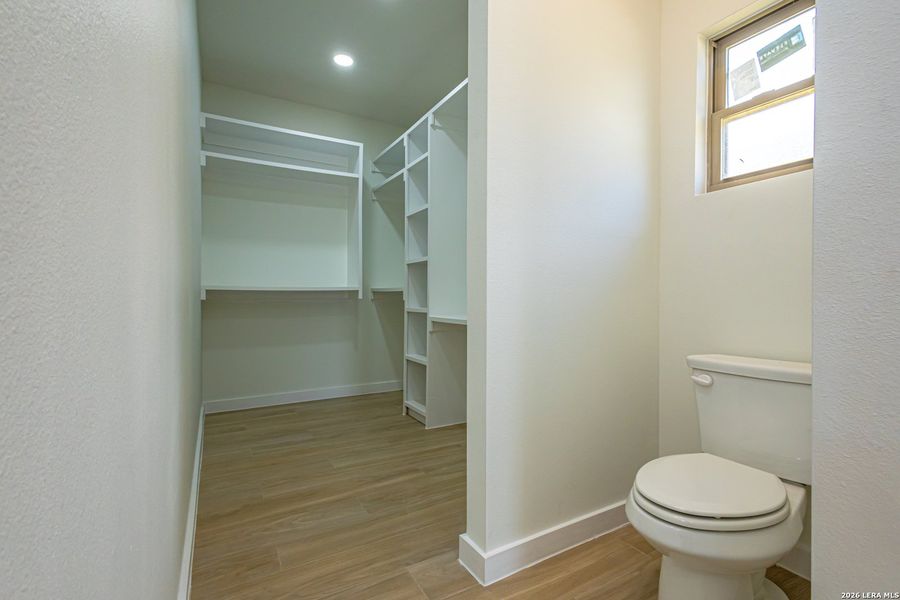 Spacious, unfurnished interior of a new home in , Laredo (Image 13).