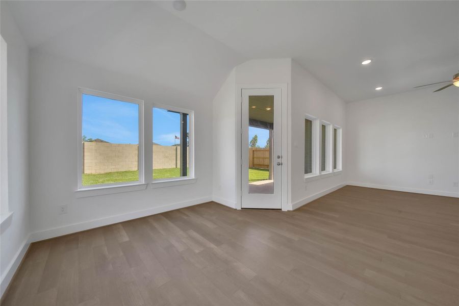 Spacious, unfurnished interior of a new home in , Rosharon (Image 27).