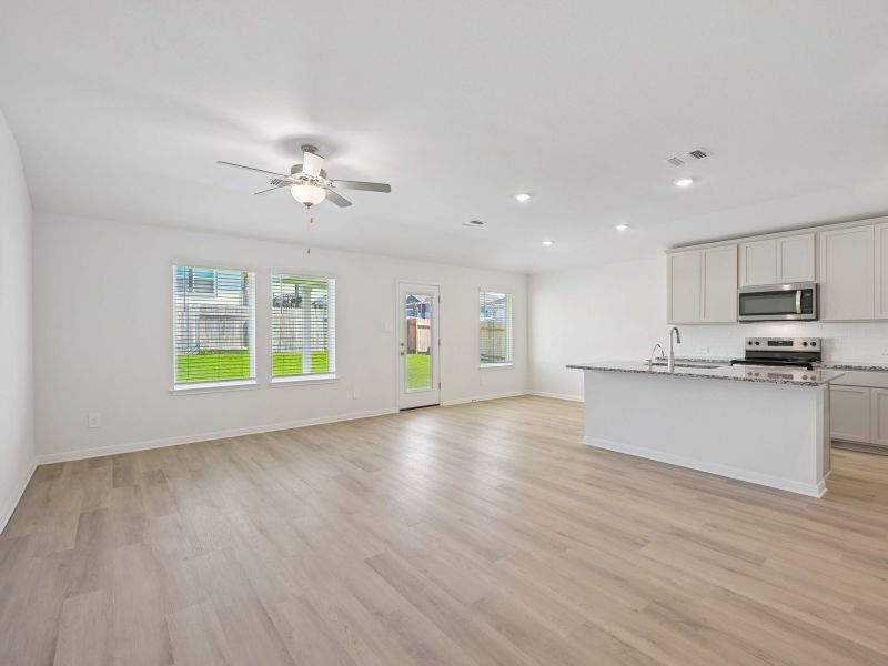 Spacious, unfurnished interior of a new home in Creekfall, Burnet (Image 9).