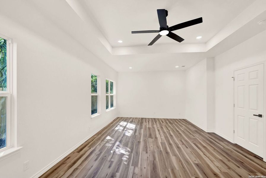Spacious, unfurnished interior of a new home in , Hondo (Image 15).