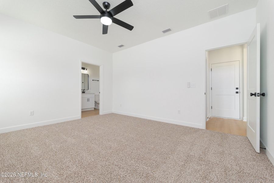 Spacious, unfurnished interior of a new home in , Middleburg (Image 10).