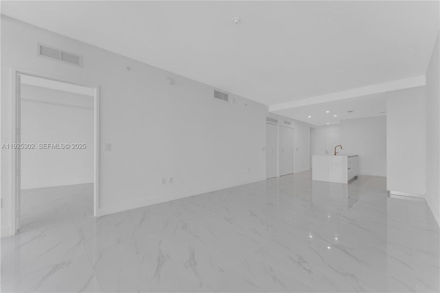 Spacious, unfurnished interior of a new home in Aria Reserve, Miami (Image 40).