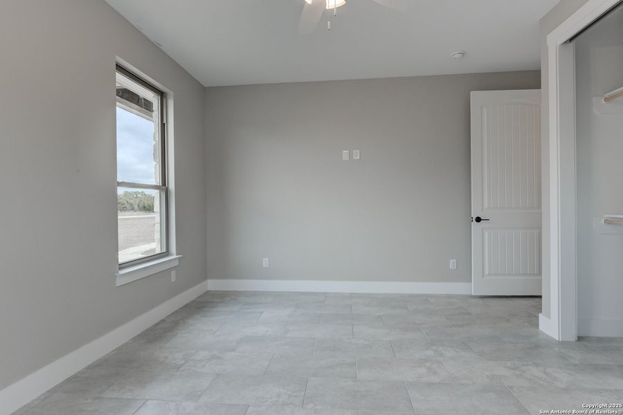 Spacious, unfurnished interior of a new home in , Bandera (Image 13).