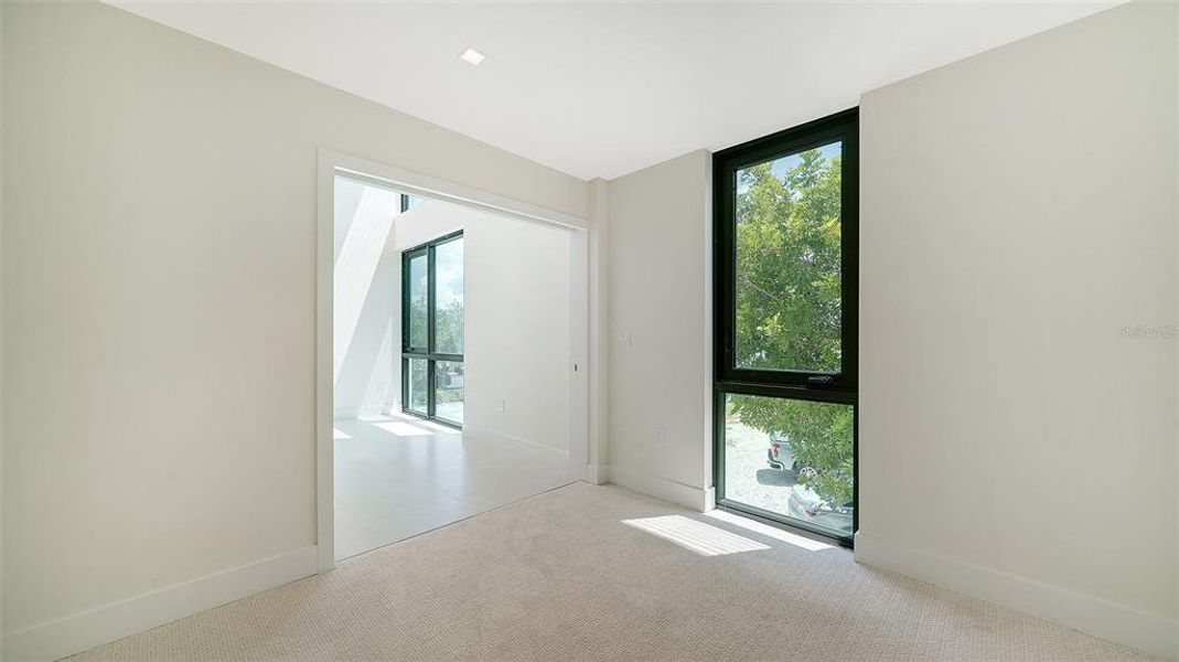 Spacious, unfurnished interior of a new home in , Sarasota (Image 24).