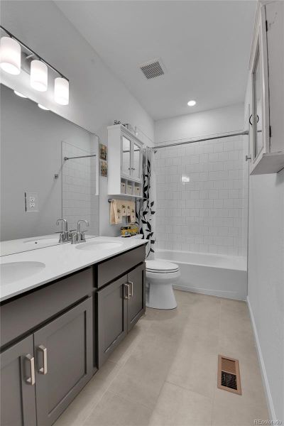 Furnished interior view inside a new home in Wolf Creek Run, Strasburg (Image 35). Furnished interior view inside a new home in Wolf Creek Run, Strasburg (Image 35).