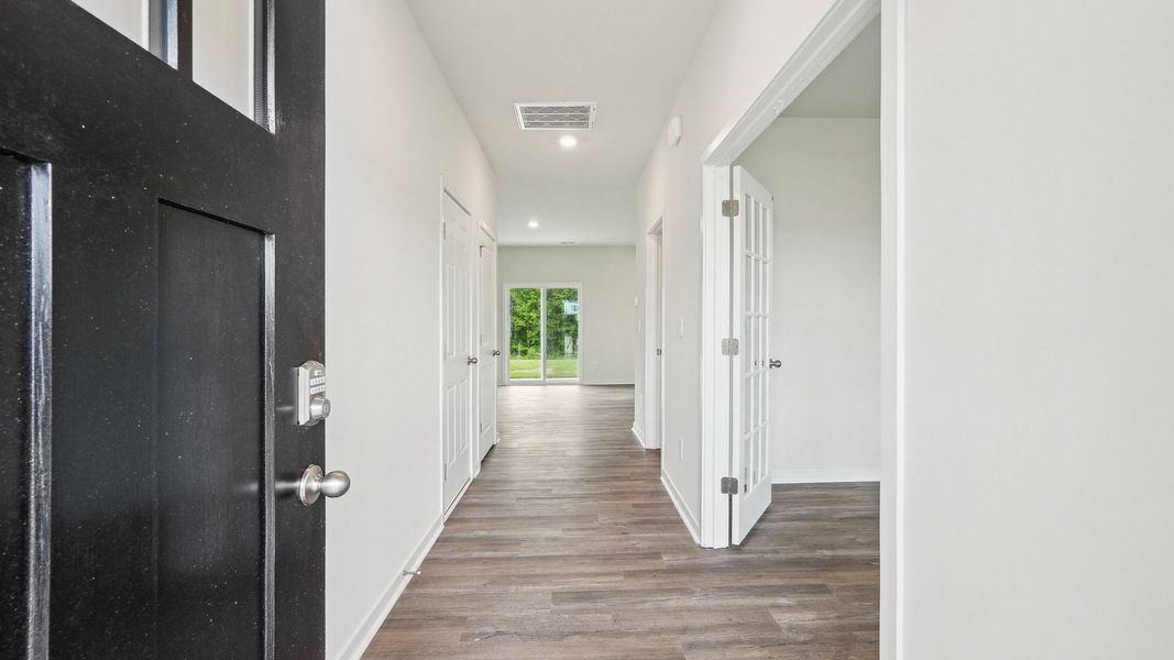 Spacious, unfurnished interior of a new home in Reedy Creek Preserve, Charlotte (Image 11).