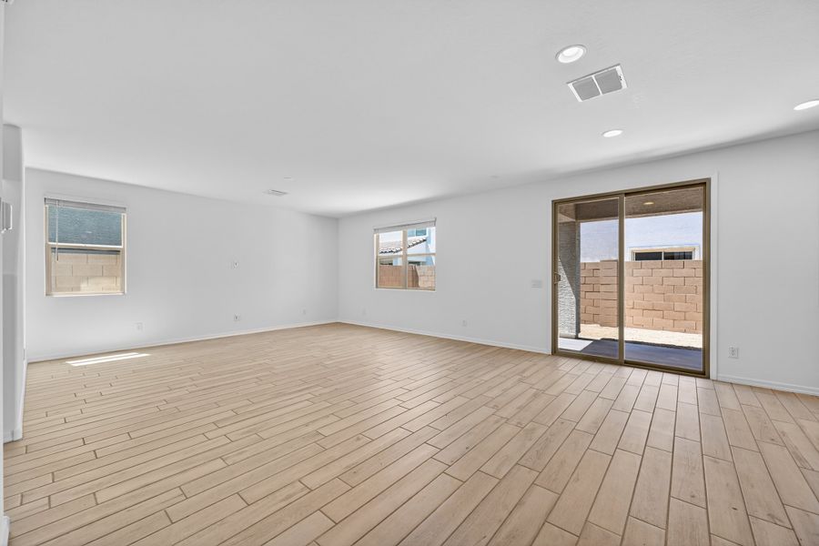 Spacious, unfurnished interior of a new home in Artisan at Asante, Surprise (Image 18).