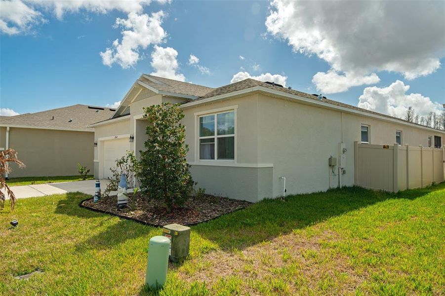 Exterior details and patio area of a home in , Land O' Lakes (Image 24).