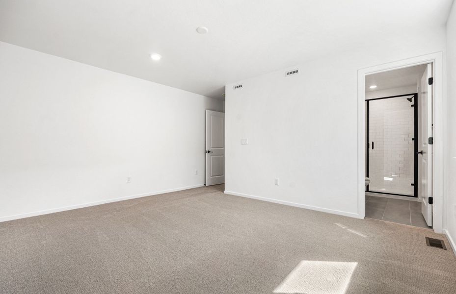 Spacious, unfurnished interior of a new home in Harvest Crossing, Aurora (Image 37).