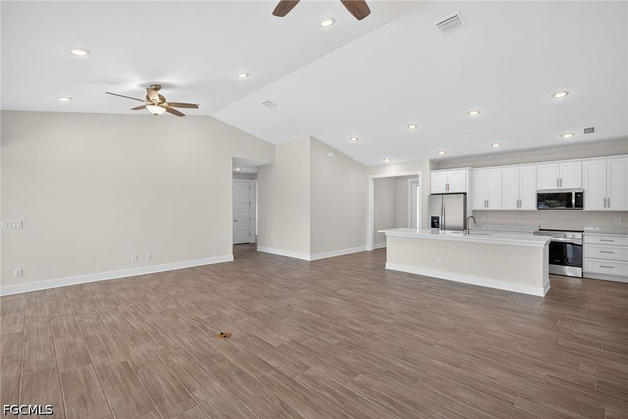 Spacious, unfurnished interior of a new home in Cape Coral, Cape Coral (Image 33).