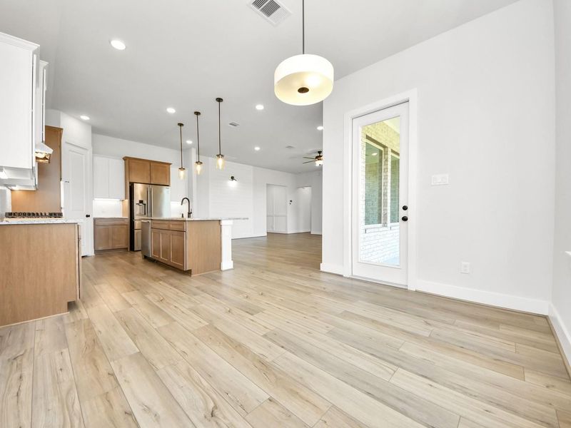 Spacious, unfurnished interior of a new home in Lago Mar, Texas City (Image 38).