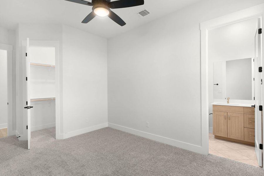 Spacious, unfurnished interior of a new home in Feathergrass, Florence (Image 48).