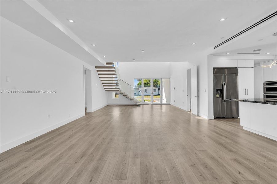 Spacious, unfurnished interior of a new home in , Miami (Image 10).