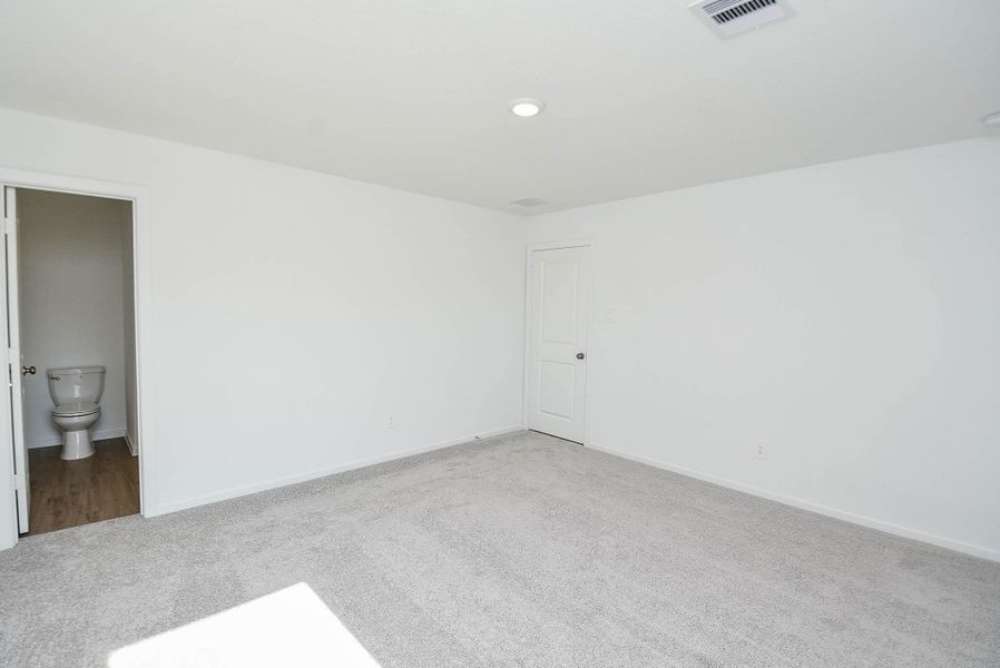 Spacious, unfurnished interior of a new home in Ladera Trails, Conroe (Image 17).