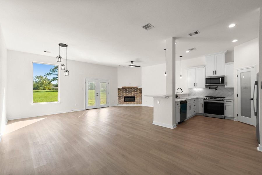 Spacious, unfurnished interior of a new home in , Willis (Image 19).