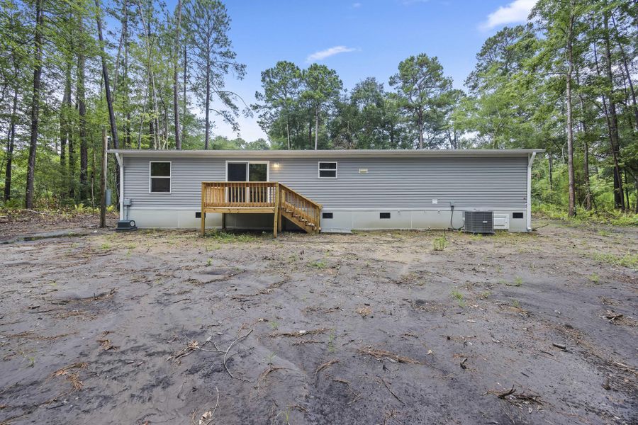 Exterior details and patio area of a home in , Ravenel (Image 23).