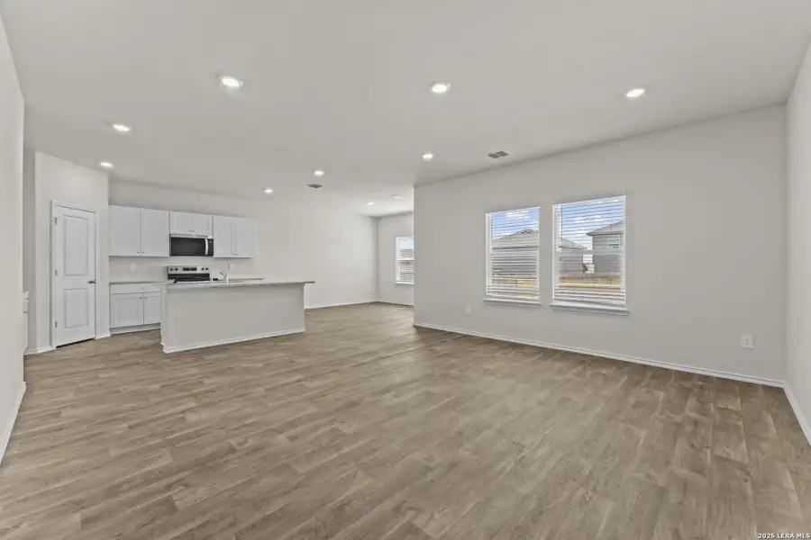 Spacious, unfurnished interior of a new home in Laurel Vistas, San Antonio (Image 25).