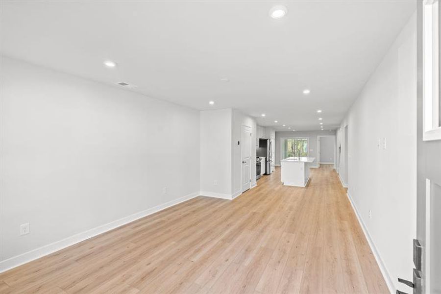 Spacious, unfurnished interior of a new home in Course Club at Prince Creek, Murrells Inlet (Image 11).